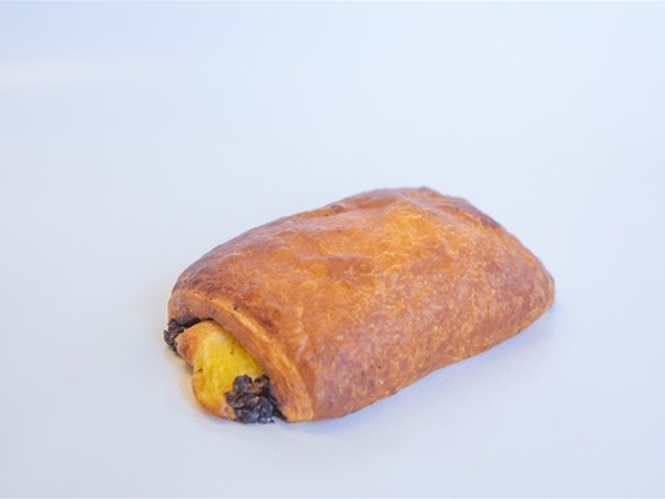 Chocolade broodje met gele room